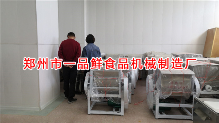 登封客戶(hù)考察5型燴面機(jī)(圖3) 登封客戶(hù)考察5型燴面機(jī)(圖3)