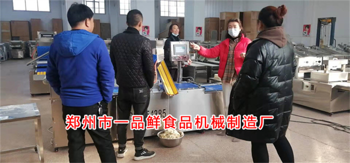 許昌老客戶考察350自動疊片燴面機(jī)(圖1) 許昌老客戶考察350自動疊片燴面機(jī)(圖1)