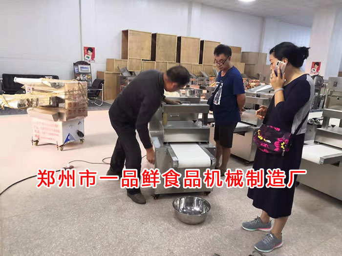 師傅現(xiàn)場調(diào)試機器 師傅現(xiàn)場調(diào)試機器