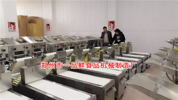 客戶(hù)在一品鮮設(shè)備展廳 客戶(hù)在一品鮮設(shè)備展廳