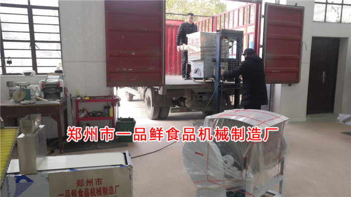 客戶(hù)訂購(gòu)的燴面機(jī)設(shè)備開(kāi)始裝車(chē)