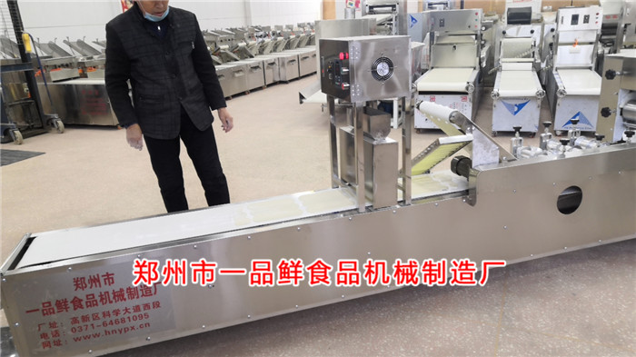 燴面機設(shè)備調(diào)試中 燴面機設(shè)備調(diào)試中