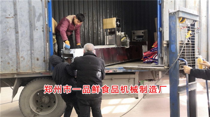 燴面機設(shè)備即將裝車完畢 燴面機設(shè)備即將裝車完畢