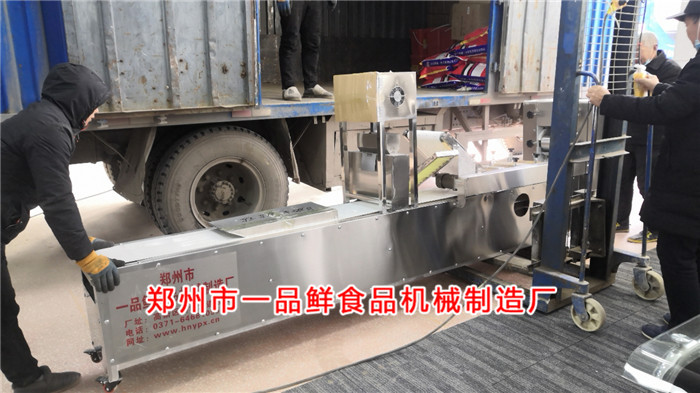 燴面機設(shè)備開始裝車 燴面機設(shè)備開始裝車