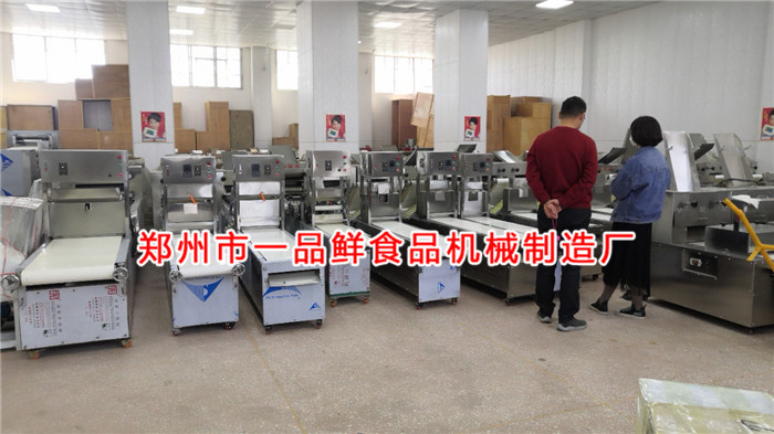 客戶在設(shè)備展廳考察燴面機(jī) 客戶在設(shè)備展廳考察燴面機(jī)