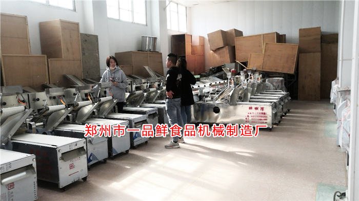 三門(mén)峽客戶考察燴面機(jī) 三門(mén)峽客戶考察燴面機(jī)