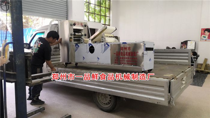 燴面機(jī)裝車(chē)發(fā)往目的地 燴面機(jī)裝車(chē)發(fā)往目的地