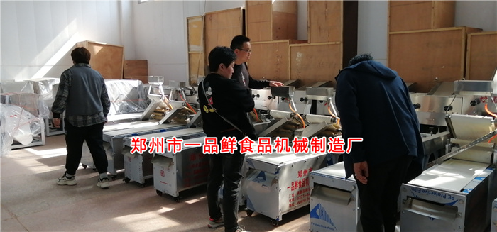 長子縣客戶考察燴面機(jī) 長子縣客戶考察燴面機(jī)