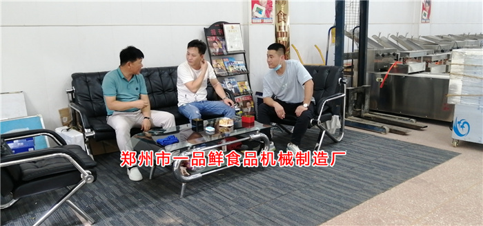 客戶與王總商討定制設(shè)備事宜 客戶與王總商討定制設(shè)備事宜