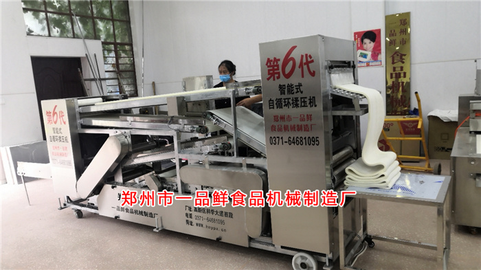 客戶觀看自循環(huán)揉壓設(shè)備調(diào)試 客戶觀看自循環(huán)揉壓設(shè)備調(diào)試